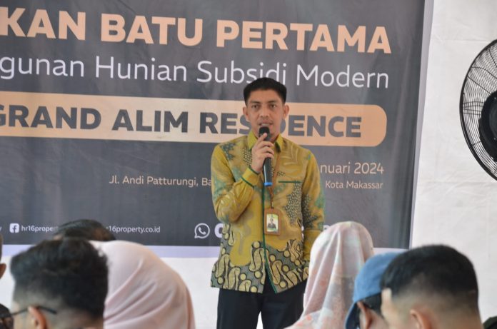 FOTO: Direktur utama HR 16 Property, Sarman saat akan meletakkan batu pertama pembangunan Grand Alim Residence di Jalan Andi Patturungi, Kelurahan Barombong, Kecamatan Tamalate, Kota Makassar, Sulawesi Selatan.