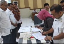 Sekda Pimpin Rapat Penempatan Counter di MPP Bulukumba FOTO: Sekretaris Daerah Muh Ali Saleng menggelar rapat persiapan di MPP di Dinas Penanaman Modal Pelayanan Terpadu Satu Pintu (DPMPTSP) Bulukumba