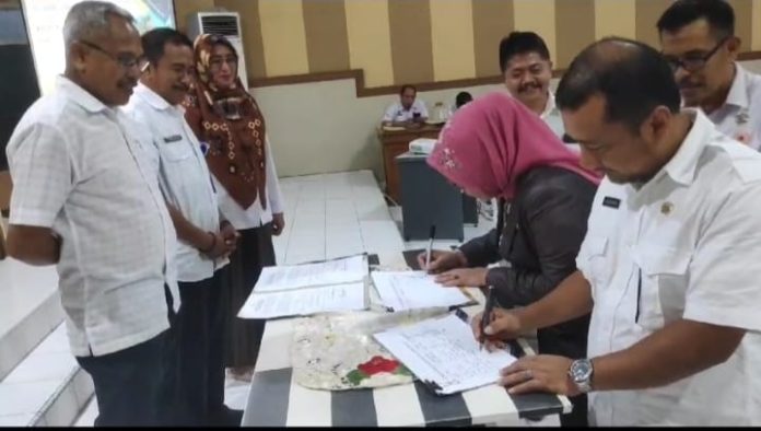 FOTO: Sekretaris Daerah Muh Ali Saleng menggelar rapat persiapan di MPP di Dinas Penanaman Modal Pelayanan Terpadu Satu Pintu (DPMPTSP) Bulukumba