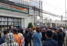 Aliansi Mahasiswa Desak Copot Pj Bupati Bone, Ingatkan Pesan Presiden Jokowi Miring-miring Diganti FOTO: Aliansi Mahasiswa Bone menggelar aksi di pelataran kantor Kejaksaan Tinggi Sulawesi Selatan. Jumat (5/1/2024)
