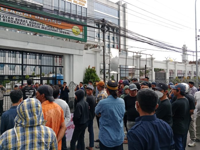 FOTO: Aliansi Mahasiswa Bone menggelar aksi di pelataran kantor Kejaksaan Tinggi Sulawesi Selatan. Jumat (5/1/2024)