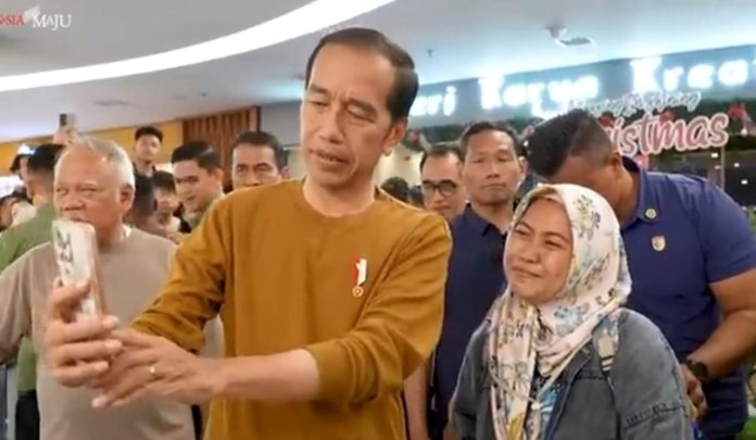 FOTO: Presiden Jokowi saat mengunjungi RITA SuperMall Purwokerto di Kabupaten Banyumas, Jawa Tengah, Kamis (4/1/2024) kemarin.