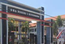 Tebang Pohon Sekolah, Pelajar SMAN 1 Situbondo Tuntut Kepala Sekolah Untuk Mundurkan Diri Gambar: Pintu Gerbang SMAN 1 Situbondo
