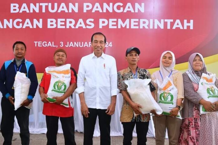 FOTO: Presiden Jokowi saat membagikan Bantuan Pangan Beras tahun 2024 kepada 1000 keluarga penerima manfaat (KPM) di Kabupaten Tegal, Jawa Tengah, pada Rabu (3/1/2024) lalu.