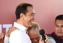 Panitia Pastikan Tak Ada Kericuhan Kunker Presiden Jokowi di Banyumas FOTO: Presiden Jokowi saat dipeluk oleh warga di GOR Satria Purwokerto di Kabupaten Banyumas, Jawa Tengah.