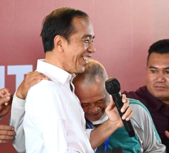 FOTO: Presiden Jokowi saat dipeluk oleh warga di GOR Satria Purwokerto di Kabupaten Banyumas, Jawa Tengah.