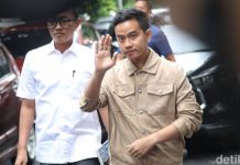 Dituding Curang Gunakan 3 Mic Saat Debat, Gibran Minta di X-ray Agar Roy Suryo Puas FOTO: Cawapres nomor urut 02 Gibran Rakabuming Raka tiba di kantor Sekretariat Bawaslu Jakarta Pusat, Rabu (3/1/2024). Foto: Pradita Utama/Detik.com