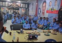 Gibran Center Sulsel Yakin Prabowo Tak akan Menyerang Capres Lain Dalam Debat FOTO: Pengurus DPW Gibran Center Sulsel saat persiapan nonton bareng di sekretariat DPW GC Sulsel, Jalan Pengayoman No. 7, Panakukang, Kota Makassar. Ahad (7/1/2024) malam.