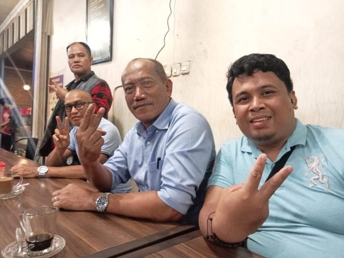 FOTO: Ketua Tim Kampanye Daerah (TKD) Sulawesi Selatan, Irjen Pol (Purn) Andi Damisnur, SH,.MM kedua dari kanan saat nonton bareng debat Capres di warung kopi Megazone, Kawasan Topaz, Panakukang, Makassar. Ahad (7/1/2024) malam.