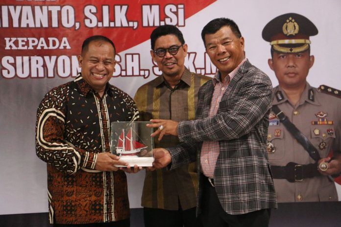 FOTO: Dari Kanan Bupati Andi Muchtar Ali Yusuf, Tengah Wakil Bupati Andi Eddy Manaf dan Pejabat lama Kapolres Bulukumba AKBP Supriyanto pada acara lepas sambut di Pendopo Rujab Bupati. Sabtu 6 Januari 2024.