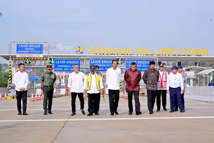 FOTO: Presiden Joko Widodo atau Jokowi saat meresmian Tol Pamulang-Cinere Raya-Bogor, Senin (8/1).