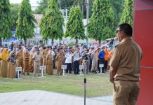 LPPD Tahun 2023: Pemkot Makassar 8 Besar Nasional, Pengelolaan Pemkab, Bulukumba Terbaik di Indonesia Timur FOTO: Bupati Bulukumba Andi Muchtar Ali Yusuf saat memimpin Apel Gabungan Lingkup Pemkab Bulukumba untuk pertama kalinya sejak memasuki tahun 2024 di halaman Kantor Bupati, Senin 8 Agustus 2024.