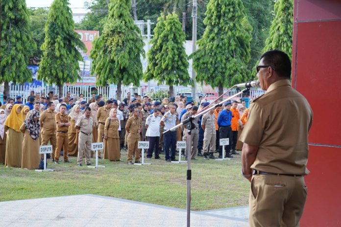 FOTO: Bupati Bulukumba Andi Muchtar Ali Yusuf saat memimpin Apel Gabungan Lingkup Pemkab Bulukumba untuk pertama kalinya sejak memasuki tahun 2024 di halaman Kantor Bupati, Senin 8 Agustus 2024.