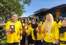 Ratna Raki Peduli Lingkungan, Ketua Golkar Makassar ikut Tuangkan Cairan Ekoenzim di Saluran Air Balang Tonjong Antang FOTO: Dari kanan Caleg Dapil 4 Makassar, Ratna Raki saat mendampingi ketua Golkar Makassar Munafri Arifuddin menuangkan cairan ekoenzim di saluran air Balang Tonjong Antang. Minggu (7/1/2024)