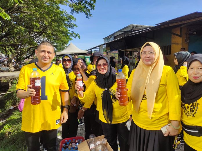 FOTO: Dari kanan Caleg Dapil 4 Makassar, Ratna Raki saat mendampingi ketua Golkar Makassar Munafri Arifuddin menuangkan cairan ekoenzim di saluran air Balang Tonjong Antang. Minggu (7/1/2024)