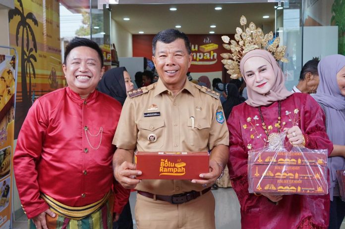 FOTO: Bupati Bulukumba Andi Muchtar Ali Yusuf diundang hadir untuk melakukan Grand Opening Outlet Bolu Rampah yang terletak di jalan Sam Ratulangi tepatnya depan Stadion Mini Bulukumba, Senin 8 Januari 2024.