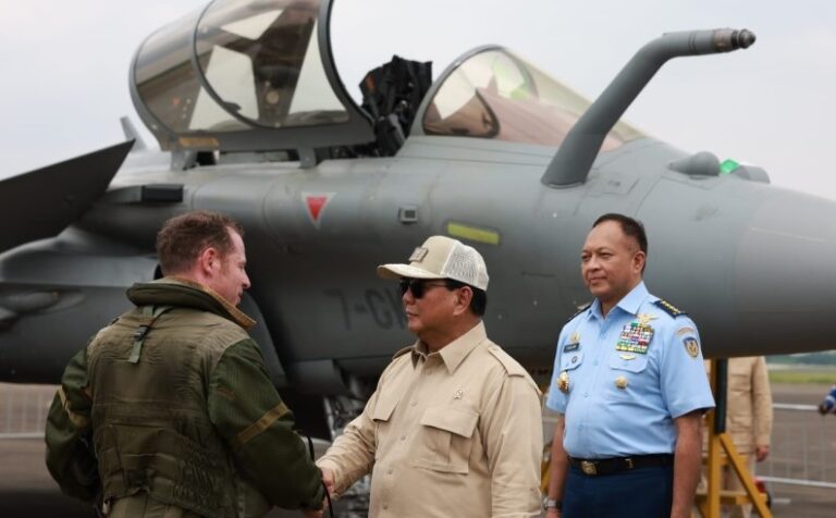 FOTO: Menteri Pertahanan Prabowo Subianto dan Kepala Staf Angkatan Udara Marsekal TNI Fadjar Prasetyo saat menerima salah satu pilot pesawat tempur Rafale di Lanud Atang Sendjaja Bogor, Provinsi Jawa Barat. (ist)