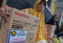 Pemerintah Mulai Bagikan Rice Cooker Sebanyak 500 ribu Kepada Masyarakat FOTO: Para ibu rumah tangga saat menerima rice cooker yang disalurkan oleh PT. Pos Indonesia dikawasan Manggarai Jakarta. Senin (8/1/2024) properti Tempo