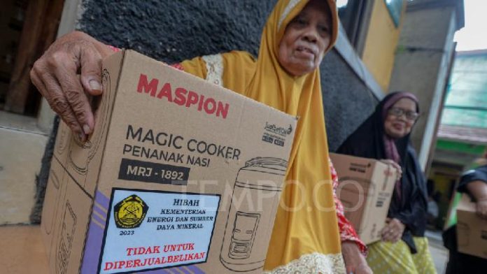 FOTO: Para ibu rumah tangga saat menerima rice cooker yang disalurkan oleh PT. Pos Indonesia dikawasan Manggarai Jakarta. Senin (8/1/2024) properti Tempo