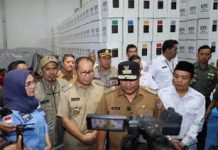 Tak Punya Dampak Ekonomis, Pemprov Sulsel, Pemkot Makassar, Pemkab Gowa dan Yayasan Bakal Koalisi Saham di GMTDC FOTO: Gubernur Sulsel Bahtiar Baharuddin dan Wali Kota Makassar Moh Ramdhan Pomanto saat memberikan keterangan pers usai meninjau lokasi Gudang Logistik Pemilu Kota Makassar di Jl Ir Sutami, Senin, 8 Januari 2024. (Humas Pemkot Makassar/Alif/IST)