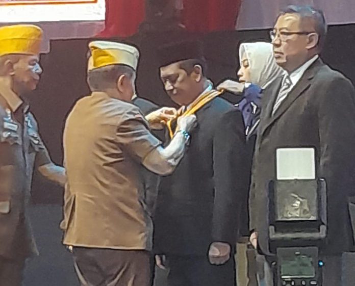 FOTO: Kepala Lembaga Layanan Pendidikan Tinggi (LLDikti) Wilayah IX Sultanbatara, Dr. Andi Lukman dianugerahi Bintang Veteran di DPP LVRI, berlangsung di Jakarta.