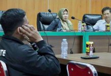 Ketua Bawaslu Mardiana Serahkan Sertifikat Akreditasi Pemantau Pemilu ke Ketua PBHI Sulsel FOTO: Ketua Bawaslu Sulawesi Selatan Mardiana Rusli didampingi oleh Koordinator Divisi Pencegahan dan Partisipasi Masyarakat Bawaslu Sulsel, Saiful Jihad. Rabu, 10 Januari 2024.
