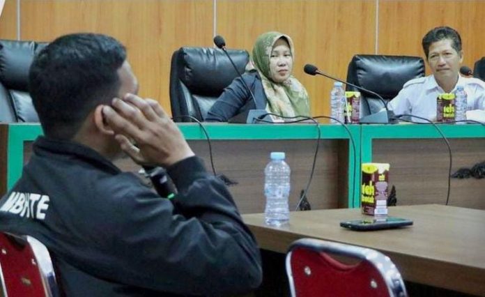 FOTO: Ketua Bawaslu Sulawesi Selatan Mardiana Rusli didampingi oleh Koordinator Divisi Pencegahan dan Partisipasi Masyarakat Bawaslu Sulsel, Saiful Jihad. Rabu, 10 Januari 2024.