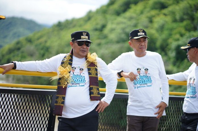 FOTO: Gubernur Sulsel Bahtiar Baharuddin, dan Pj Wali Kota Parepare Akbar Ali saat meresmikan kembali dan mengubah nama Jembatan Kembar menjadi 'Akbar'