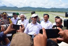 Petani Tak Perlu Panik, Pupuk untuk Musim Tanam I Cukup FOTO: Menteri Pertanian (Mentan) Andi Amran Sulaiman saat ditemui wartawan usai menghadiri tanam padi dan juga pembinaan petani penyuluh di Kabupaten Konawe, Sulawesi Tenggara, Kamis, 11 Januari 2024.