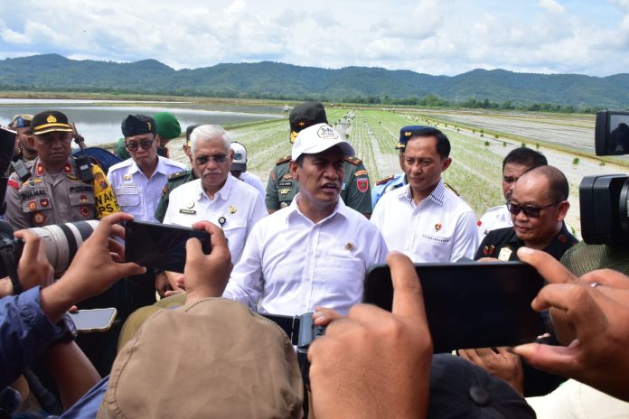 FOTO: Menteri Pertanian (Mentan) Andi Amran Sulaiman saat ditemui wartawan usai menghadiri tanam padi dan juga pembinaan petani penyuluh di Kabupaten Konawe, Sulawesi Tenggara, Kamis, 11 Januari 2024.