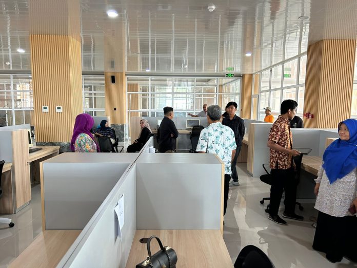 FOTO: Para staf instansi terkait di Pemkab Bulukumba saat mengangkut berkas administrasi di Gedung Phinisi atau Kantor Satu Atap akan mulai difungsikan untuk kegiatan perkantoran untuk 8 (delapan) Organisasi Perangkat Daerah lingkup Pemerintah Kabupaten Bulukumba pada hari Senin 15 Januari 2024 mendatang.