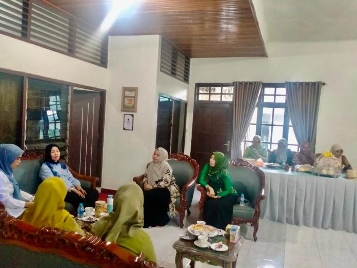 FOTO: Pengurus Dewan Kerajinan Nasional Daerah (Dekranasda) Kabupaten Bulukumba melakukan pertemuan dalam rangka mengkonsolidasikan rencana kegiatan pada peringatan Hari Jadi Kabupaten Bulukumba ke 64 tanggal 4 Februari 2024 mendatang.