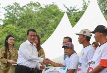 Sasar Pertanian Berkelanjutan, Mentan Amran Serahkan Bantuan di Kabupaten Wajo FOTO: Menteri Pertanian Andi Amran Sulaiman menyerahkan sejumlah bantuan guna menggenjot pembangunan pertanian di Kabupaten Wajo.