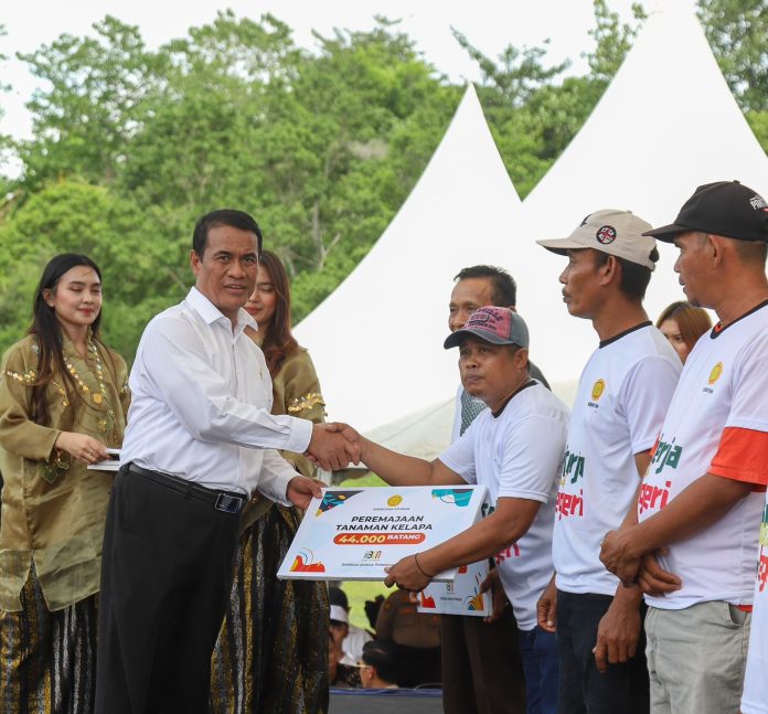 FOTO: Menteri Pertanian Andi Amran Sulaiman menyerahkan sejumlah bantuan guna menggenjot pembangunan pertanian di Kabupaten Wajo.