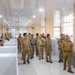 Hari Pertama Berkantor di Gedung Pinisi, Wabup Edy Manaf: Gedung Bagus, Pelayanan Juga Harus Bagus FOTO: Wakil bupati Andi Edy Manaf didampingi Sekretaris Daerah Muh Ali Saleng meninjau aktifitas perkantoran yang ada di gedung Pinisi milik Pemkab Bulukumba.