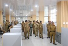 Hari Pertama Berkantor di Gedung Pinisi, Wabup Edy Manaf: Gedung Bagus, Pelayanan Juga Harus Bagus FOTO: Wakil bupati Andi Edy Manaf didampingi Sekretaris Daerah Muh Ali Saleng meninjau aktifitas perkantoran yang ada di gedung Pinisi milik Pemkab Bulukumba.