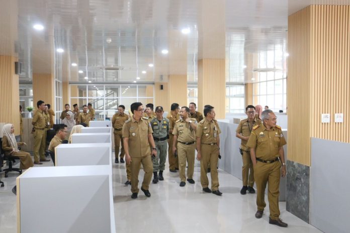 FOTO: Wakil bupati Andi Edy Manaf didampingi Sekretaris Daerah Muh Ali Saleng meninjau aktifitas perkantoran yang ada di gedung Pinisi milik Pemkab Bulukumba.