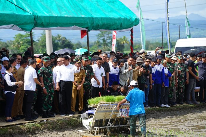 FOTO: Menteri Pertanian Andi Amran Sulaiman saat meninjau Gerakan Percepatan Tanam Padi di Desa Kayu Loe Timur, Kecamatan Turatea, Kabupaten Jeneponto, Sulawesi Selatan, Selasa 16 Januari 2024.