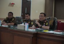 Kejati Sulsel Hadiri ekspose Perkara untuk di RJ oleh Kejari Maros FOTO: Kepala Kejaksaan Tinggi (Kejati) Sulawesi Selatan Leonard Eben Ezer Simanjuntak, S.H., M.H. mengikuti ekspose untuk mendapatkan persetujuan Restorative Justice (RJ) yaitu Perkara Tindak Pidana Penganiayaan Melanggar pasal 351 ayat (1) KUHPidana yang dimohonkan dari Kejaksaan Negeri Maros.