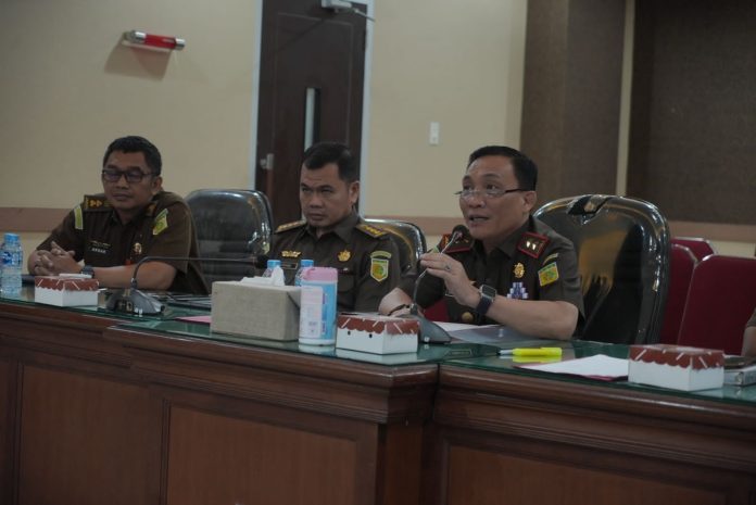 FOTO: Kepala Kejaksaan Tinggi (Kejati) Sulawesi Selatan Leonard Eben Ezer Simanjuntak, S.H., M.H. mengikuti ekspose untuk mendapatkan persetujuan Restorative Justice (RJ) yaitu Perkara Tindak Pidana Penganiayaan Melanggar pasal 351 ayat (1) KUHPidana yang dimohonkan dari Kejaksaan Negeri Maros.