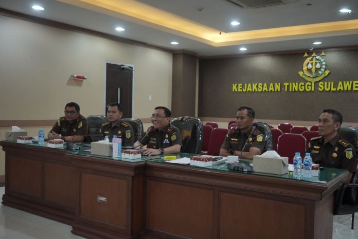 FOTO: Wakil Kepala Kejaksaan Tinggi Sulawesi Zet Tadung Allo, SH.,MH saat menghadiri ekspose perkara untuk di Restoratif Justice berlangsung secara virtual di ruang rapat pimpinan lantai 2 Kantor Kejaksaan Tinggi Sulawesi Selatan (Sulsel), Selasa (16/01/2024).