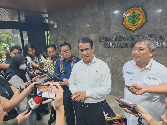 FOTO: Menteri Pertanian Andi Amran Sulaiman saat ditemui sejumlah awak media di Kantor Kementerian Pertanian.