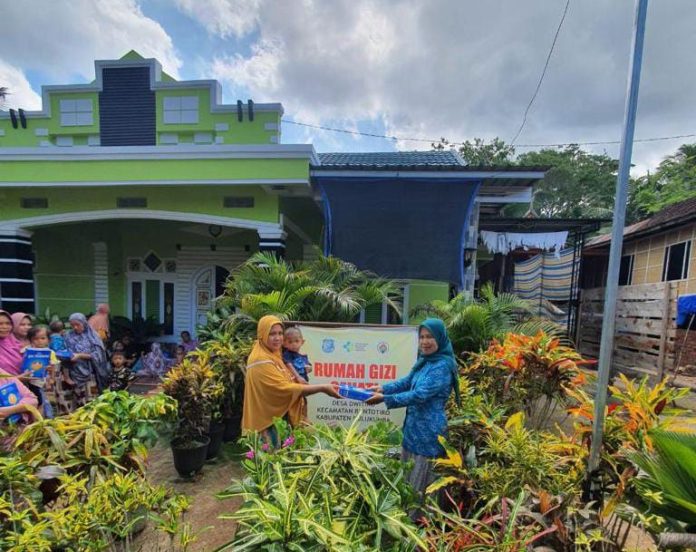 FOTO: Tim Percepatan Penurunan Stunting TPPS Kabupaten Bulukumba terus melakukan upaya penanganan stunting melalui pemberian makanan tambahan (PMT) bagi bayi umur bawah lima tahun (Balita) dan bawah dua tahun (Baduta) serta pemberian susu kepada ibu hamil yang beresiko atau kekurangan nutrisi.