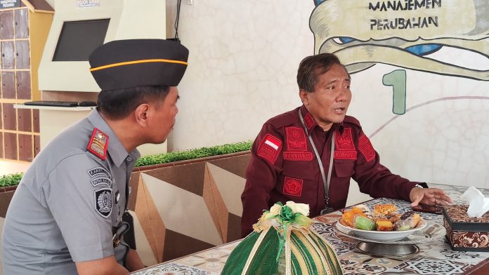 FOTO: Kabid Pembinaan, Bimbingan, dan Teknologi Informasi, Bapak Rahnianto dan Kepala Rutan Kelas IIB Barru, Amsar.