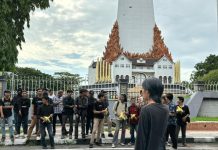 Mahasiswa Makassar Gelar Aksi #DemokrasiJagung FOTO: Sejumlah mahasiswa dari berbagai kampus di kota makassar saat menggelar aksi #DemokrasiJagung di monumen mandala makassar