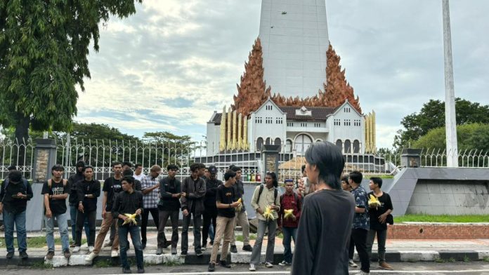 FOTO: Sejumlah mahasiswa dari berbagai kampus di kota makassar saat menggelar aksi #DemokrasiJagung di monumen mandala makassar