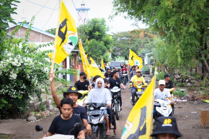 IMG-20240119-WA0575 FOTO: Warga di kabupaten bulukumba saat menyambut kedatangan ketua DPD Partai Golkar, Taufan Pawe