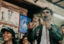 Dukung Ganjar, Gitaris Slank Mengundurkan Diri dari Komisaris PT Telkom FOTO: Bimbim dan Kaka Slank saat memberikan dukungan politiknya kepada pasangan nomor 3 Capres-cawapres Ganjar Pranowo dan Mahfud MD di markas Slank di Gang Potlot, Pejaten, Jakarta Selatan, Sabtu, 20 Januari 2024. (Properti Ganjar pranowo)