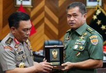 Duo Jenderal Simanjuntak Bertemu, ini Yang Mereka Bahas FOTO: Kiri Sekretaris Utama Lembaga Ketahanan Nasional (Sestama Lemhannas) Komjen Pol Panca Simanjuntak Kepala Staf TNI Angkatan Darat (Kasad) Jenderal TNI Maruli Simanjuntak, Kamis (18/1/2024).