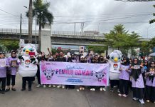 DPPPA Kota Makassar Mengajak Masyarakat untuk Datang ke TPS Saat Pemilu 2024 FOTO: Dinas pemberdayaan perempuan dan perlindungan anak kota Makassar melakukan aksi silaturahmi pemilu damai kepada pengunjung car free day di jl. boulevard Panakkukang Makassar. Pada kesempatan ini DPPPA Kota Makassar mengajak masyarakat untuk datang ke Tempat Pemungutan Suara (TPS) menggunakan suaranya dalam pemilu agar tidak golput. Minggu (21/1/24)